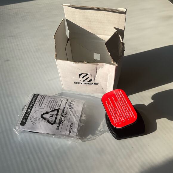 SCOSCHE MAGICMOUNT™ LOW-PROFILE DASH MOUNT FOR MOBILE DEVICES - Picture 4 of 4